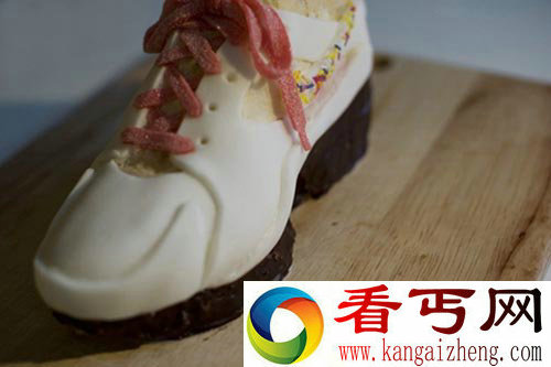 当有人拿着鞋子对你说我请你吃蛋糕