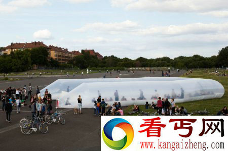 可乘坐百人的充气避难船