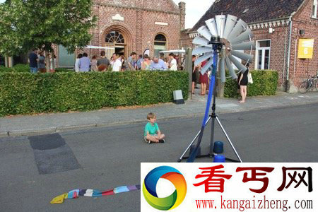 你还在花钱买围巾么？来看看这神奇的织毛机吧！
