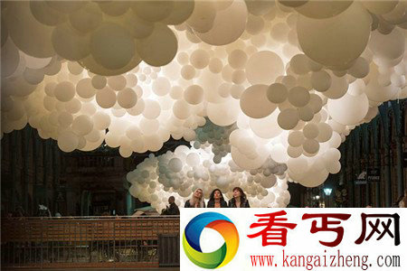梦幻般的“云彩”竟然是气球做的
