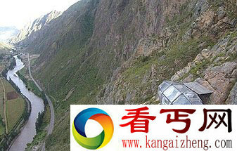 悬崖上的胶囊旅馆