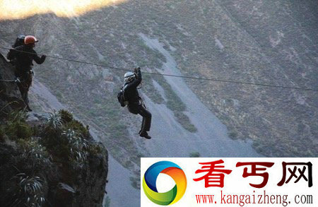 悬崖上的胶囊旅馆