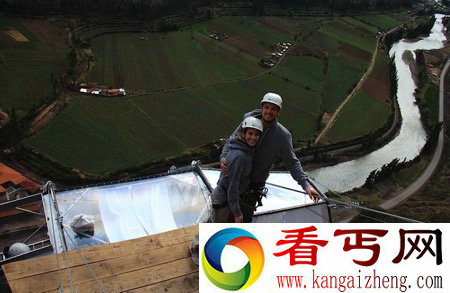 悬崖上的胶囊旅馆