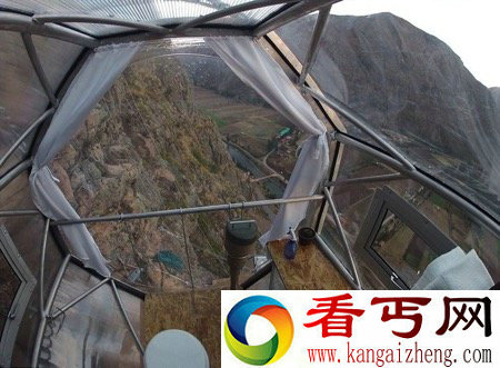 悬崖上的胶囊旅馆