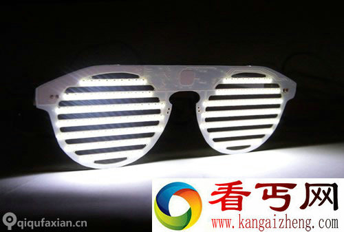可编程的太阳眼镜 闪闪的174颗LED拥有不同的显示效果