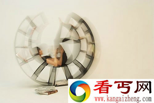 “The motion”的书架是躺椅、摇椅和书架的结合体