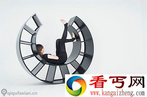 “The motion”的书架是躺椅、摇椅和书架的结合体