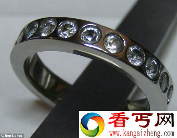 订婚戒指亮起时 未婚夫就在附近