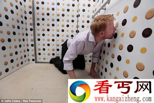 电梯内贴1325块饼干 舔一舔 为了减压