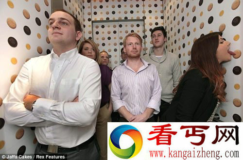 电梯内贴1325块饼干 舔一舔 为了减压