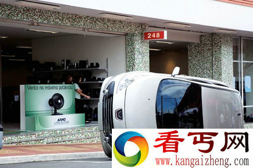 创意“车祸”广告 引路人的围观