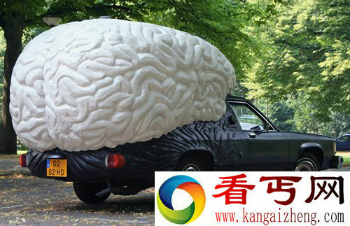 移动雕塑作品大脑汽车
