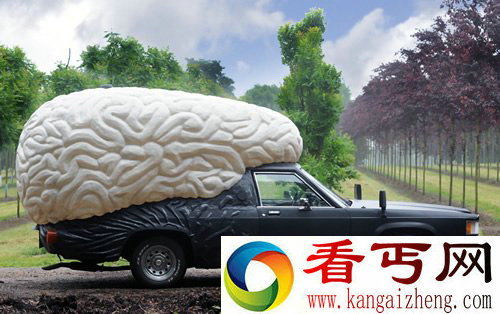 移动雕塑作品大脑汽车