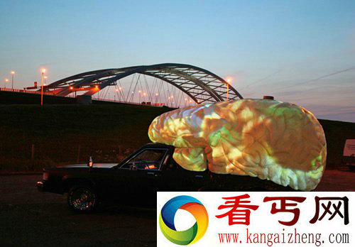 移动雕塑作品大脑汽车