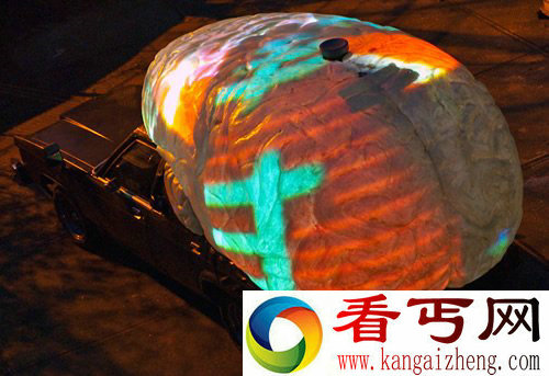 移动雕塑作品大脑汽车
