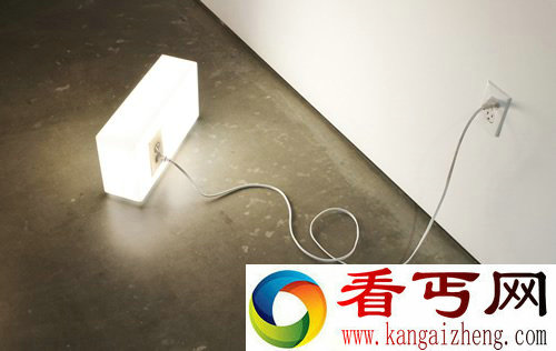 一块墙灯 就像一个局部的发光墙壁