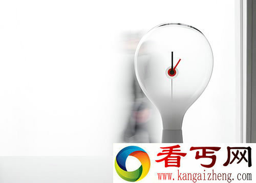 Jean 时钟 将指针安装在一个吹制玻璃容器中