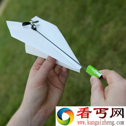 创意生活给纸飞机按个发动机
