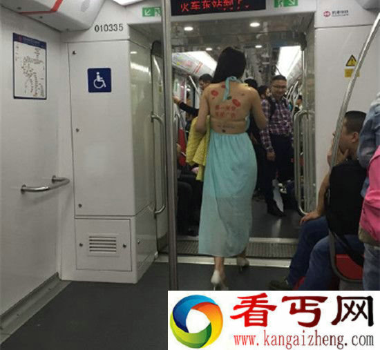 美女地铁裸背做广告 一天收入上万