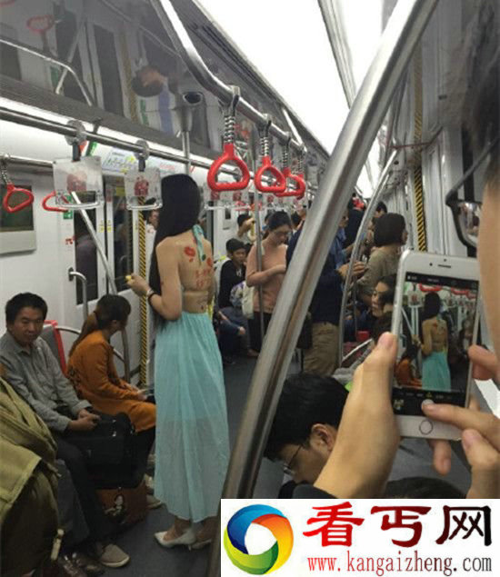 美女地铁裸背做广告 一天收入上万