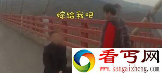 男子高速跪地求婚 男子拿花圈跪地求婚