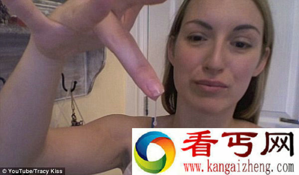 单亲妈妈将精液倒进果汁里喝 她说这样更健康