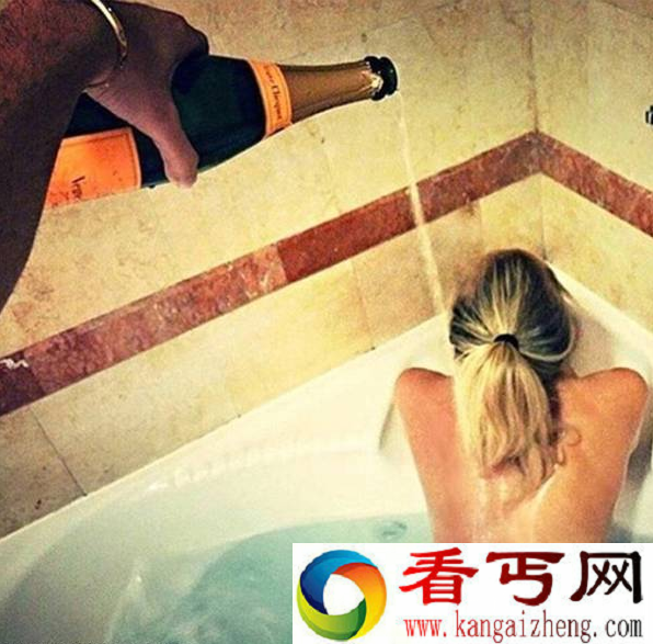 新加坡富二代高调炫富 竟然全裸睡在钱堆里