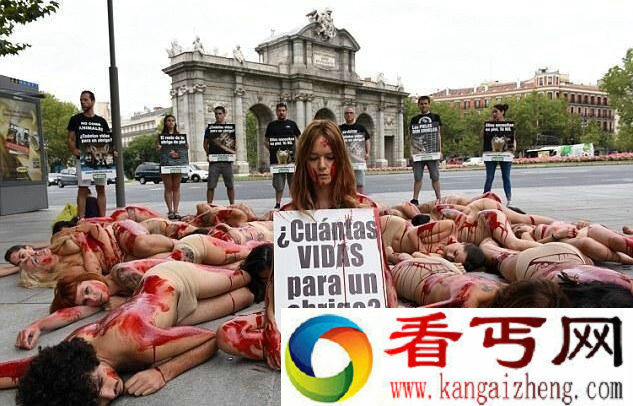 西班牙一群赤裸人体躺在血泊中 场面恐怖又诡异