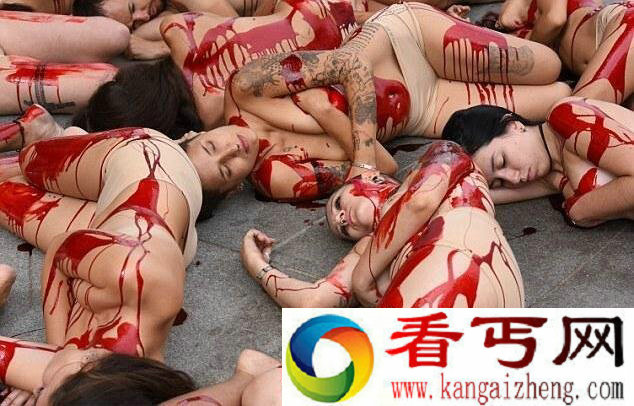 西班牙一群赤裸人体躺在血泊中 场面恐怖又诡异