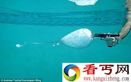 水下玩枪 子弹开花 反冲作用力非常强