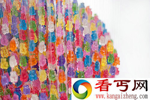 花花绿绿 只看不吃 3000个各种颜色小熊软糖吊灯
