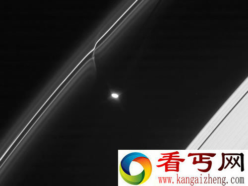 巨大的“雪球”穿过土星光环 在阳光下闪闪发光