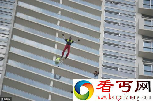高层上班族们逃生工具 SOS降落伞