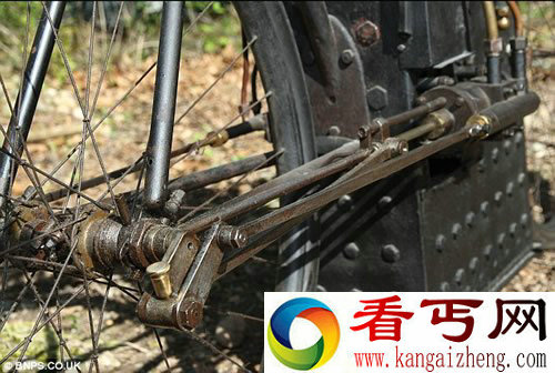 现代摩托车的爷 117岁蒸汽自行车拍卖创记录