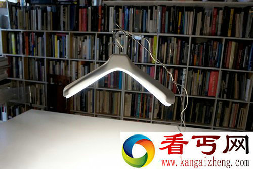 白色火焰衣架 创造了一个独特的灯具