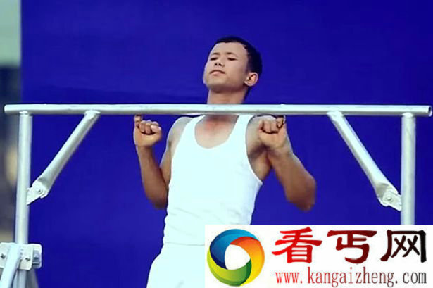 世界上用小指引体向上做最多的人 印度男30秒16次