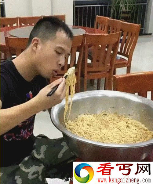 浙江消防战士吃光盆面 原来是连续奋战了两天
