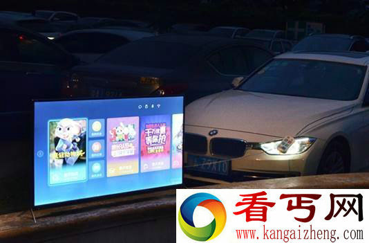 大妈搬电视跳广场舞 用宝马发电引围观