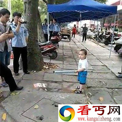 小男孩手持钢管对抗城管 怒骂不准动我奶奶