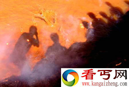 云南现怪异水塘 石头落水居然无火自焚