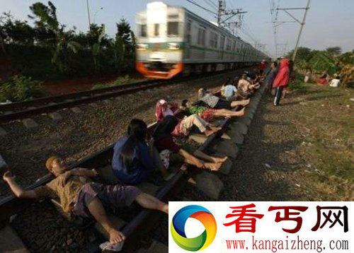 印尼莫名的卧轨治疗法 据说能治多种病症