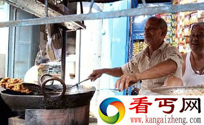 大爷，您的手疼么？ 印度奇男子徒手下油锅炸薯条