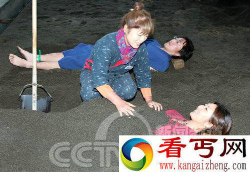 世界奇葩的九大沐浴方式 大叔你用石油不怕人放火么