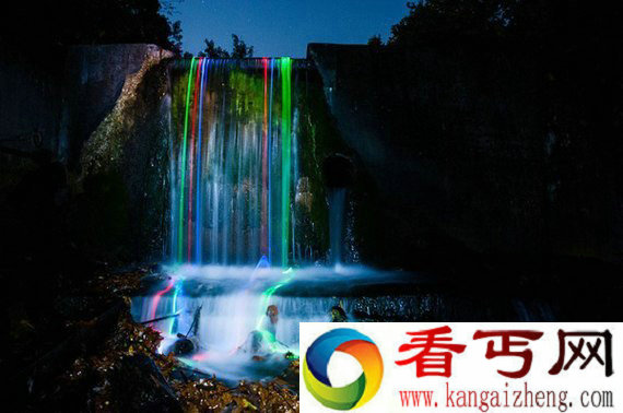 好神奇！宛如从天而降的银河之水 瀑布居然会发光