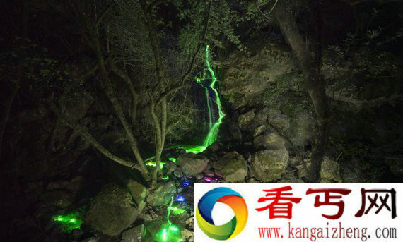 好神奇！宛如从天而降的银河之水 瀑布居然会发光