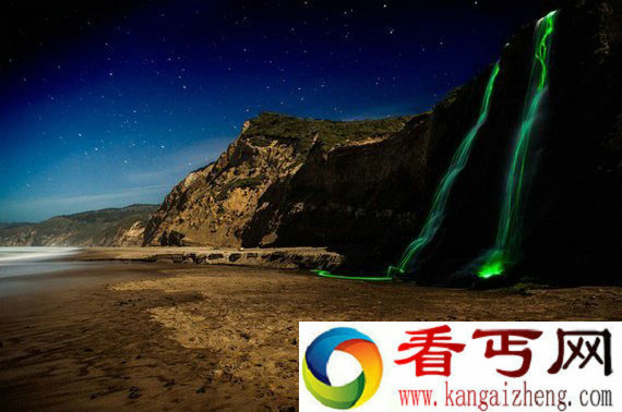 好神奇！宛如从天而降的银河之水 瀑布居然会发光