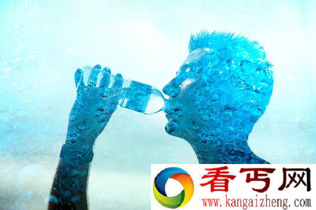 美国小伙为长寿不喝水 这样真的有用吗?
