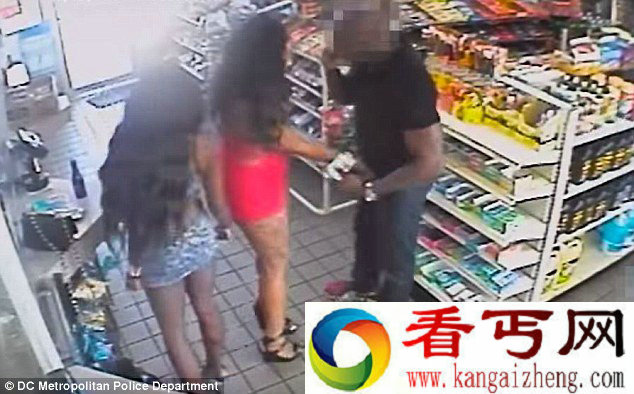 美国超市惊现女色狼！扭臀狂蹭“性骚扰”