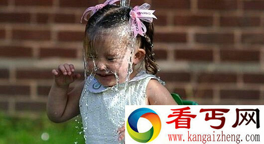 美国10月大女婴被冰桶挑战 无良爷爷猛倒冰水引争议