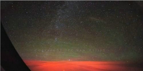 太平洋上空惊现橘红色神秘光束 并不是火山爆发引起的